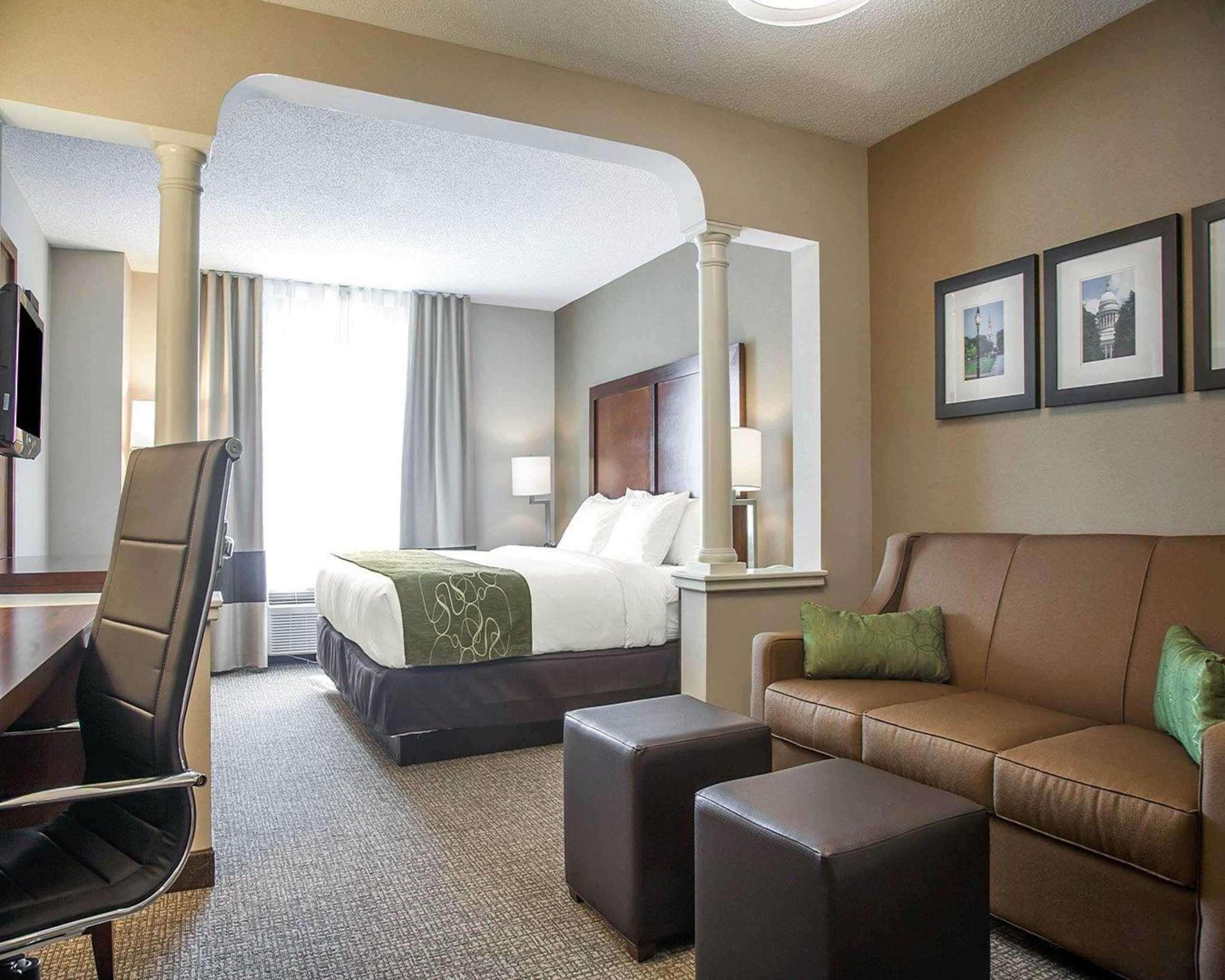 Comfort Suites West Warwick - Providence Exterior photo