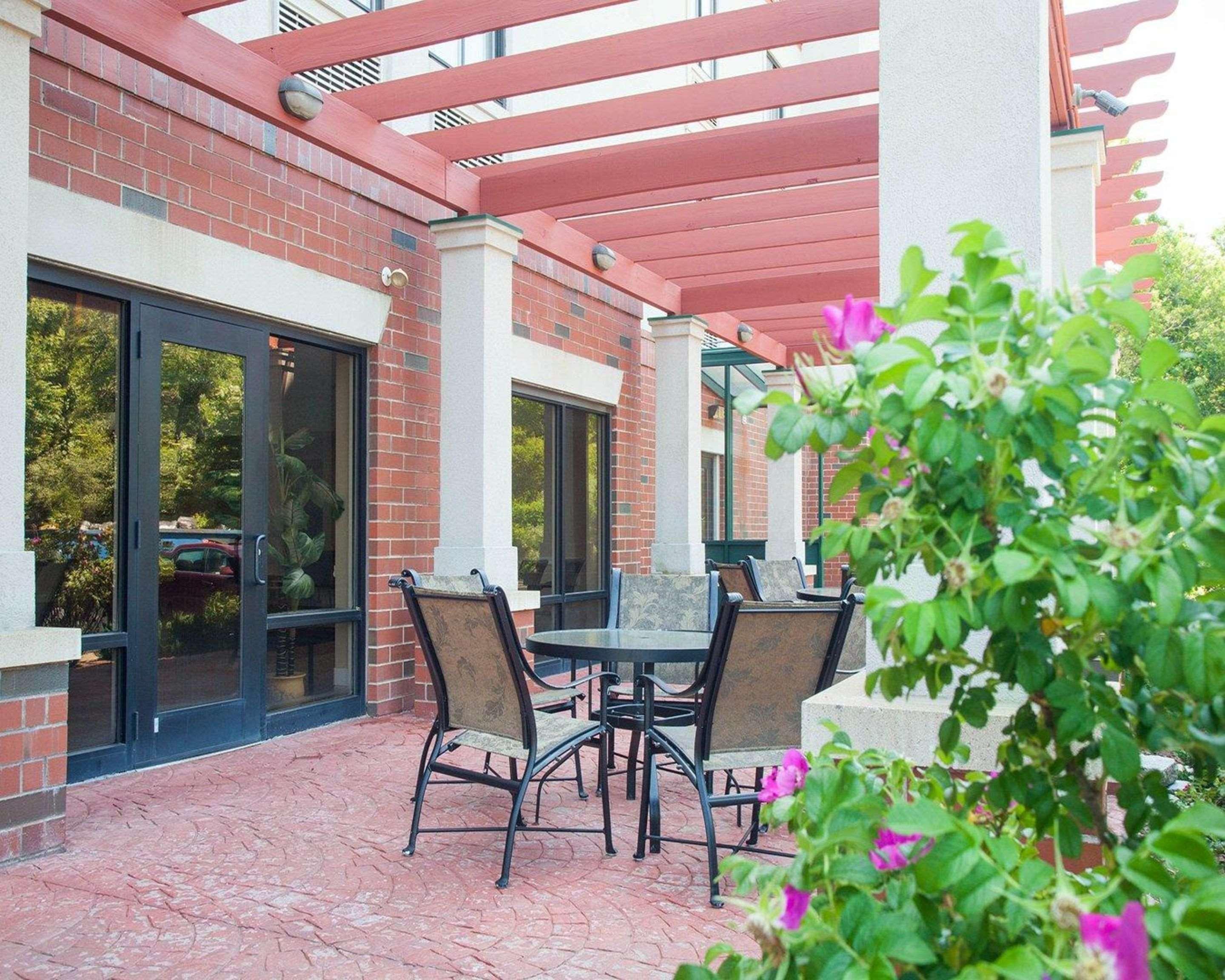 Comfort Suites West Warwick - Providence Exterior photo