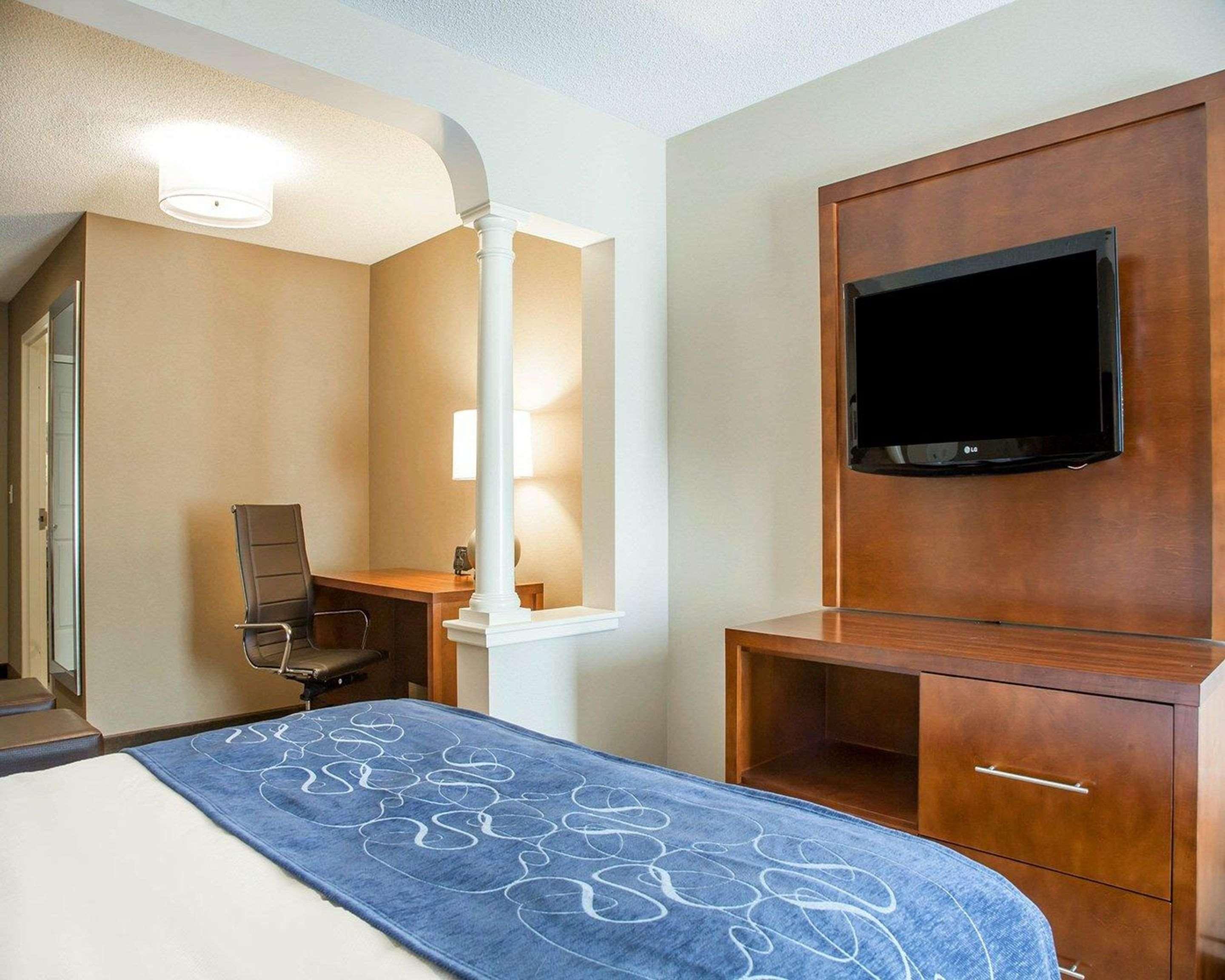 Comfort Suites West Warwick - Providence Exterior photo