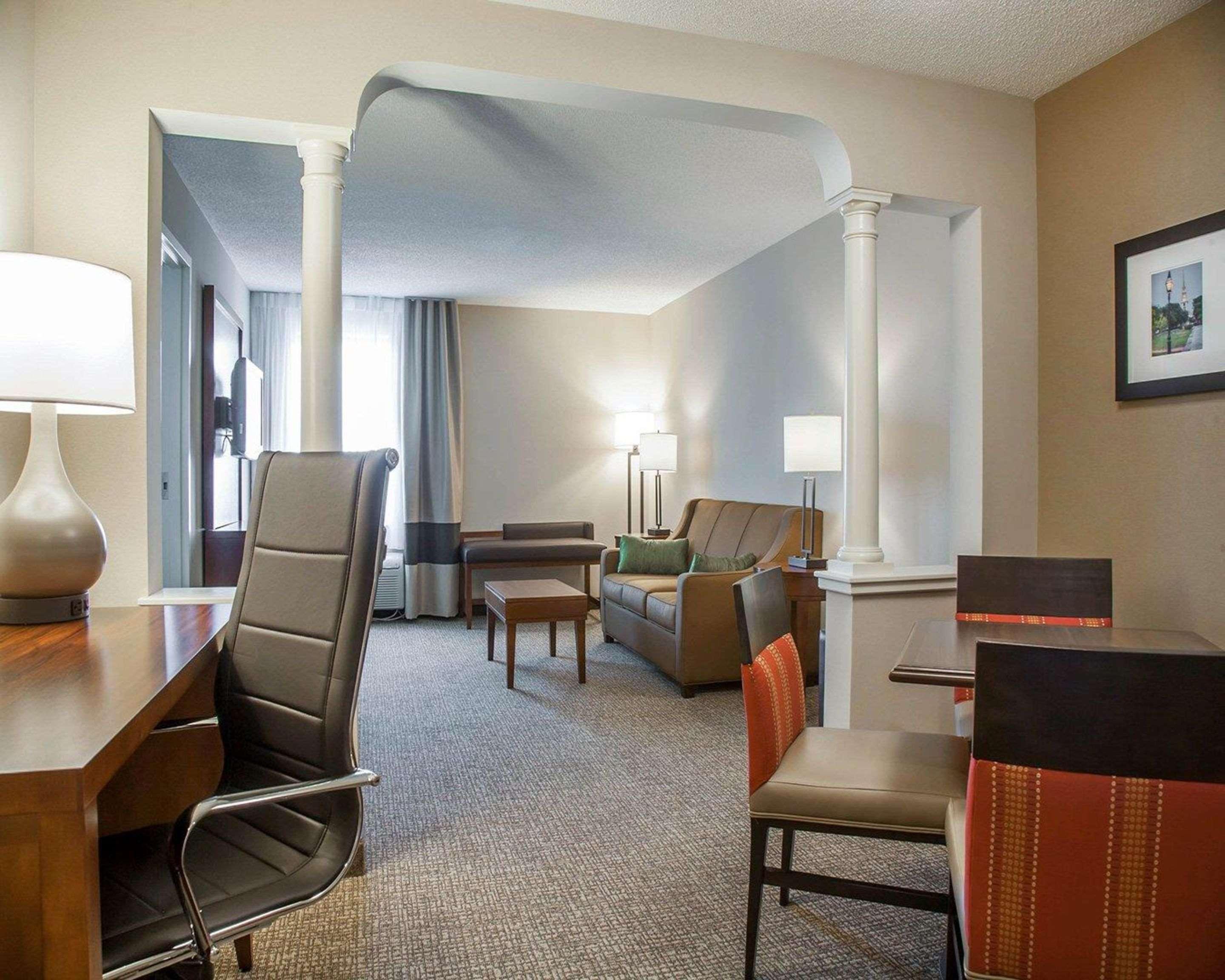 Comfort Suites West Warwick - Providence Exterior photo