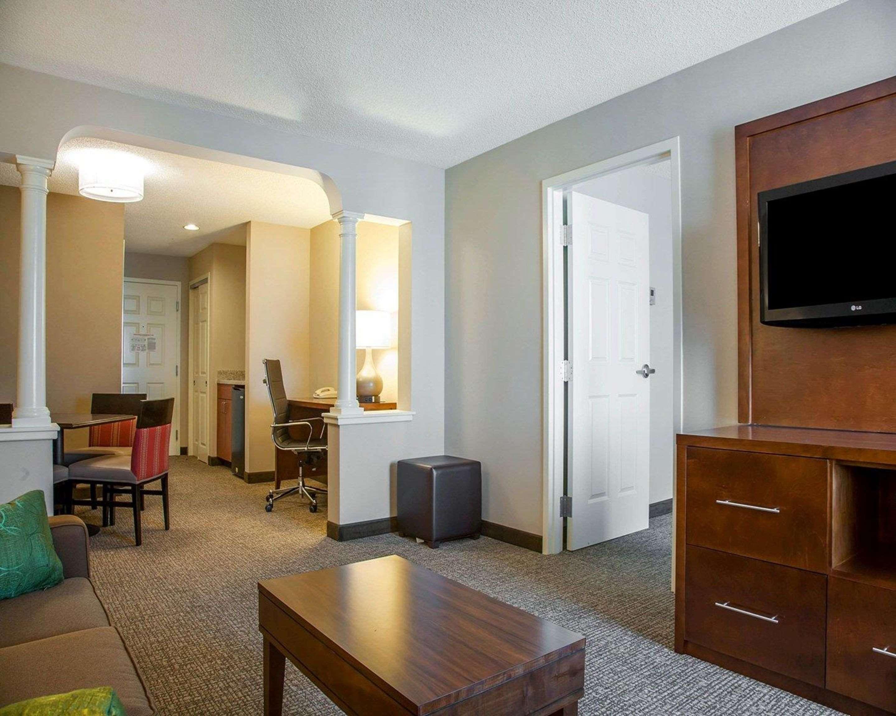 Comfort Suites West Warwick - Providence Exterior photo
