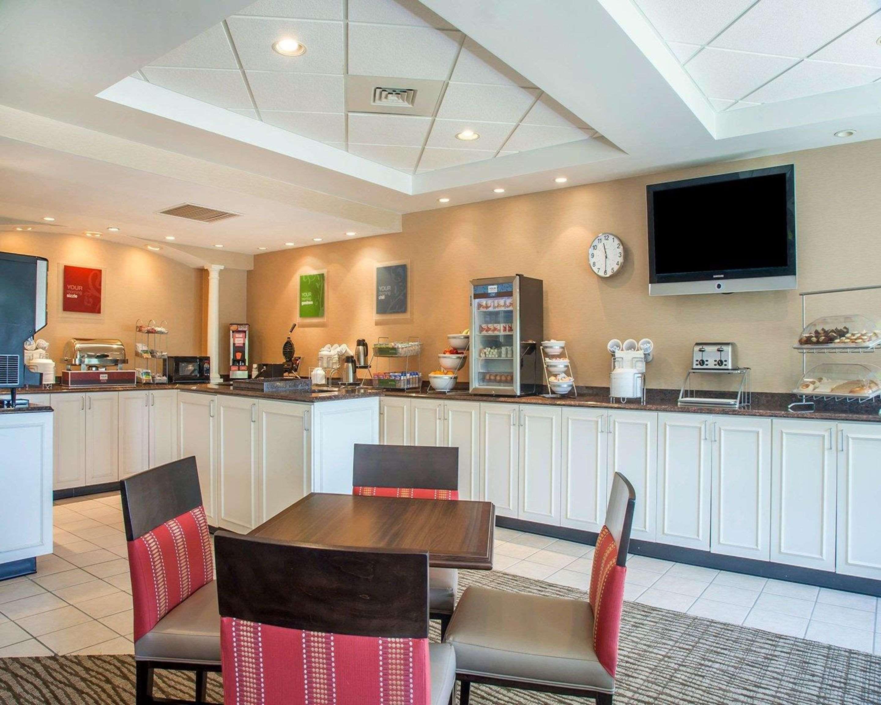 Comfort Suites West Warwick - Providence Exterior photo
