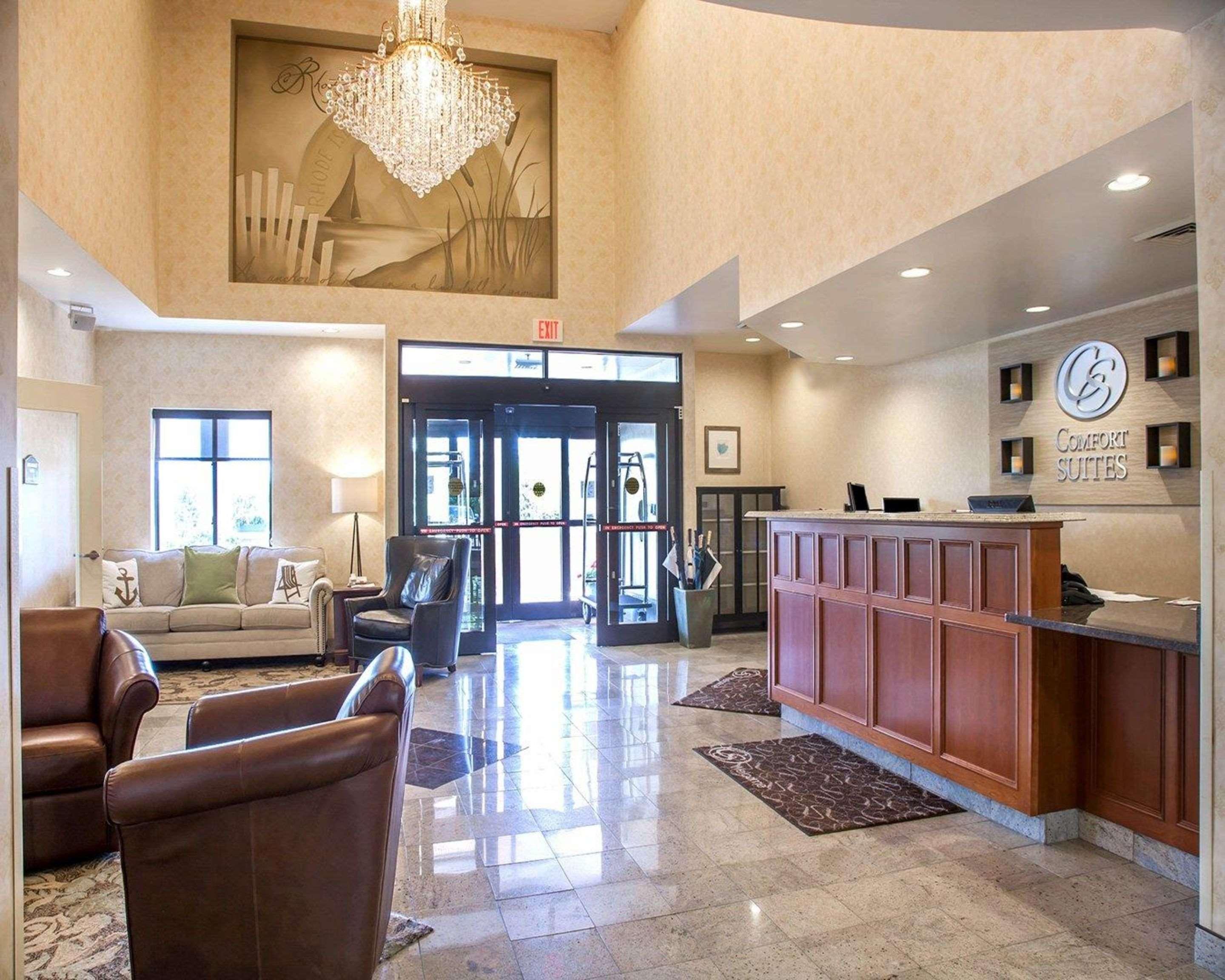 Comfort Suites West Warwick - Providence Exterior photo
